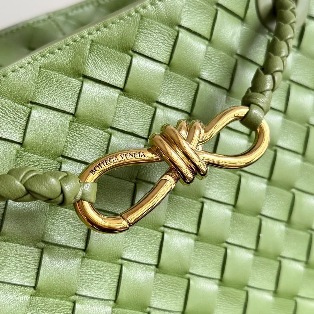 The 2023 new Andiamo batch of 1860 BV has been shipped‼ ️Really popular🔥The new Andiamo woven handbag launched by Bottega Veneta this season is really popular all over the world! ! Celebrities at home and abroad have worn it, and Oscar-winning actress Michelle Yeoh has taken it out on the street. Song Jia, Trai Yara, Yu Feihong, Sanji Ayaka, Rosie Hunting-Whiteley, Yoshioka Riho, etc. have all picked up this bag. It is classic and versatile, showing off its temperament, and the bag capacity is also large, which is very convenient for daily commuting! ! A variety of carrying methods, the shoulder straps can be adjusted by yourself, the original lambskin feels soft and delicate, and the unisex style breaks gender boundaries and brings a more practical and longer-lasting use experience. Andiamo, which has both elegant and casual styles, perfectly interprets the true appearance of "fashionable old money style". Style number: 743568 Size: 25*22*10.5cm